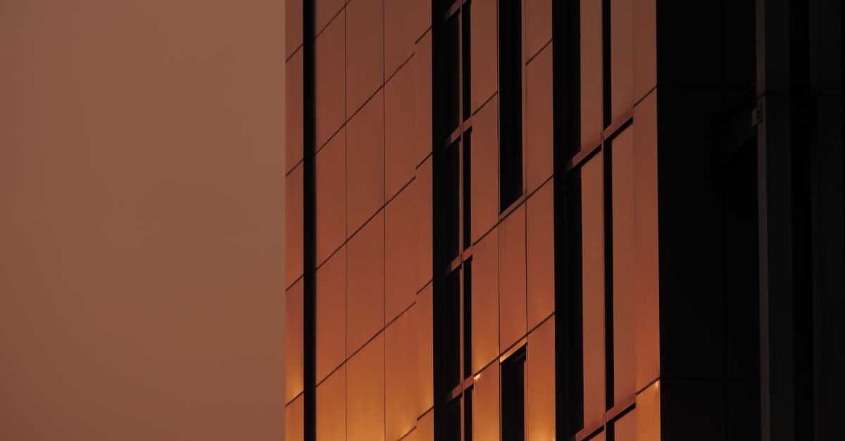 Edificio industrial moderno al atardecer